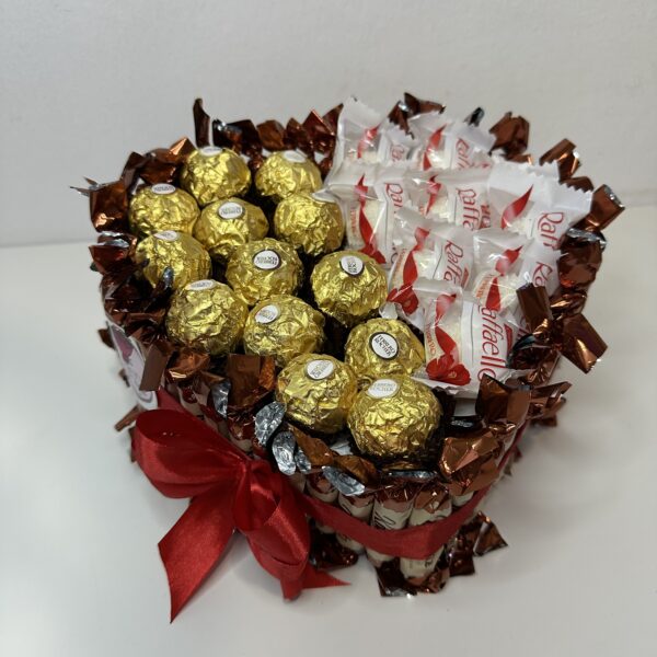 Box oklejony cukierkami Konaffetto serce pół na pół