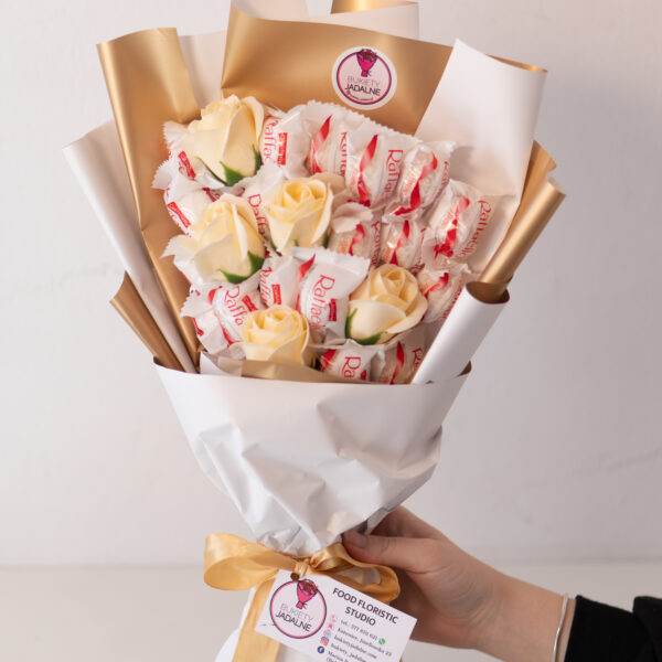 Bukiet 20 szt rafaello i 5 róż biało złoty